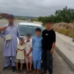 موٹروے پولیس کی جانب سے گم شدہ پرس مالک کے حوالے کرنے کا منظر