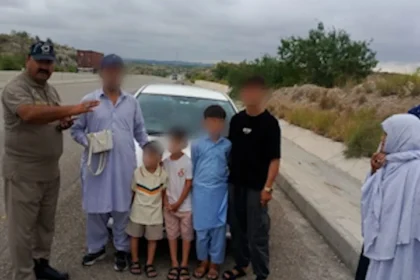موٹروے پولیس کی جانب سے گم شدہ پرس مالک کے حوالے کرنے کا منظر