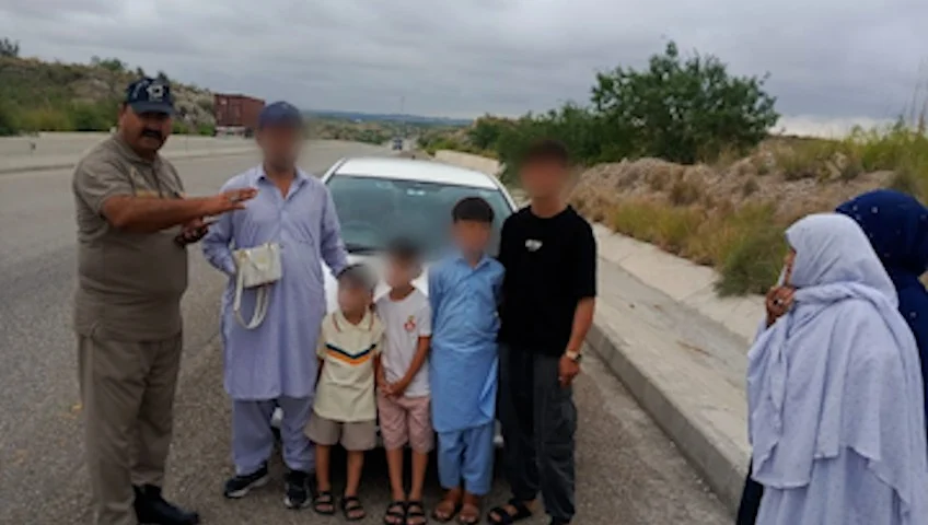 موٹروے پولیس کی جانب سے گم شدہ پرس مالک کے حوالے کرنے کا منظر