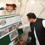 کمشنر راولپنڈی سلمان غنی آر ڈی اے کمرشل بلڈنگ منصوبے کا معائنہ کرتے ہوئے