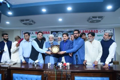 نیشنل پریس کلب اسلام آباد کے صدر عبدالرزاق سیال تقریب سے خطاب کرتے ہوئے