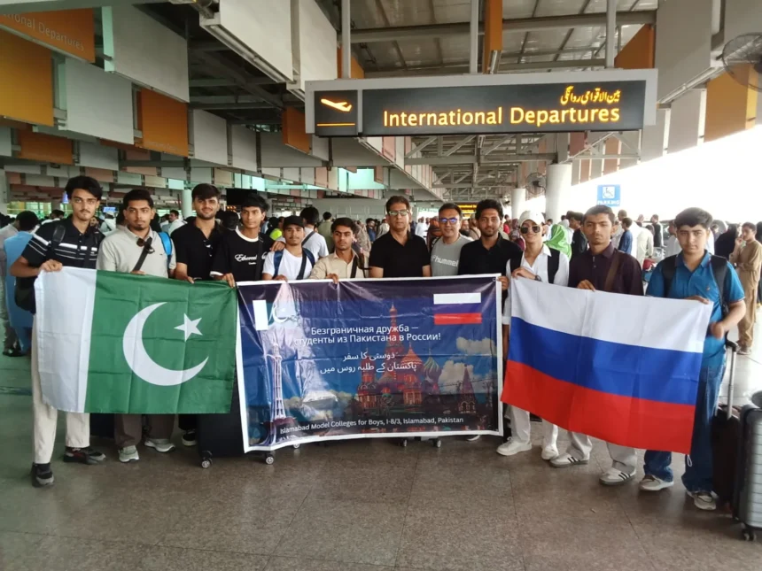 روسی زبان کورس کے طلبہ اور اساتذہ ماسکو روانگی کے موقع پر