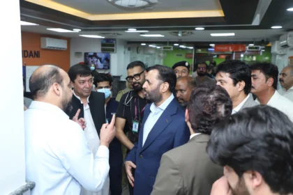 وفاقی وزیر صحت مصطفیٰ کمال پمز کے نئے ایمرجنسی سینٹر کا دورہ کرتے ہوئے