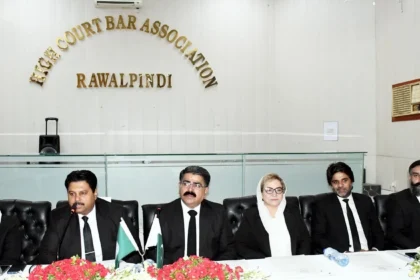ہائی کورٹ بار راولپنڈی کے اجلاس میں وکلا نمائندگان شریک ہیں