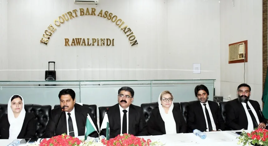 ہائی کورٹ بار راولپنڈی کے اجلاس میں وکلا نمائندگان شریک ہیں