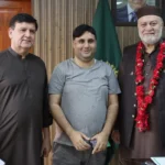 سردار حمزہ عباسی وفاقی وزیر سید عمران شاہ سے ملاقات کرتے ہوئے