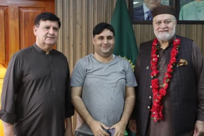 سردار حمزہ عباسی وفاقی وزیر سید عمران شاہ سے ملاقات کرتے ہوئے