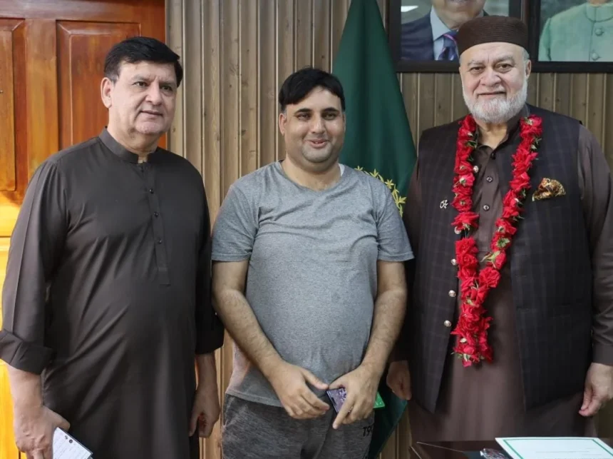سردار حمزہ عباسی وفاقی وزیر سید عمران شاہ سے ملاقات کرتے ہوئے