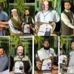اپر دیر اسکول میں سابق طلبہ اپنے اساتذہ کو اعزازی شیلڈز پیش کر رہے ہیں