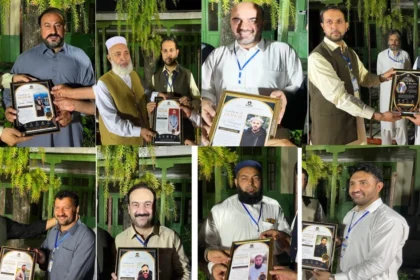 اپر دیر اسکول میں سابق طلبہ اپنے اساتذہ کو اعزازی شیلڈز پیش کر رہے ہیں