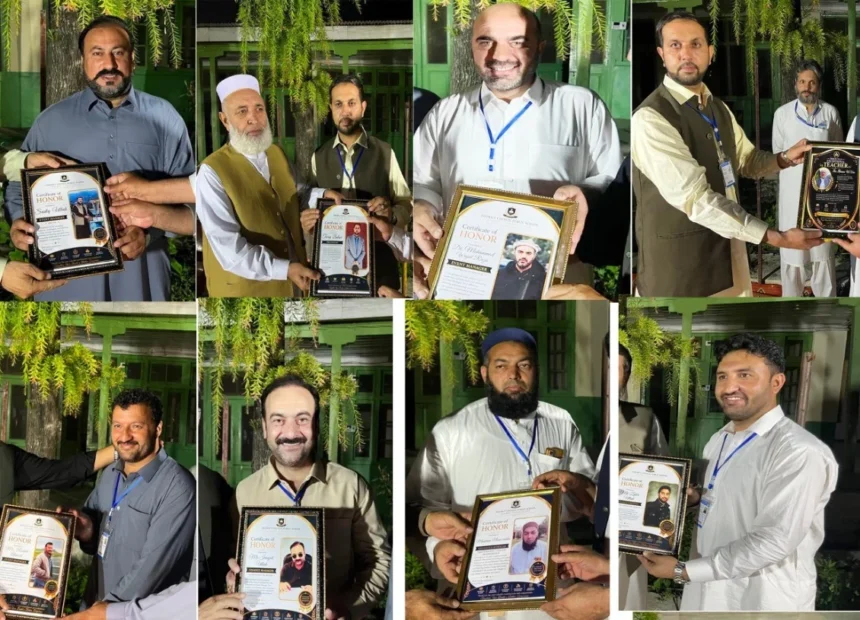 اپر دیر اسکول میں سابق طلبہ اپنے اساتذہ کو اعزازی شیلڈز پیش کر رہے ہیں