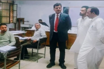 چیئرمین تعلیمی بورڈ راولپنڈی جہلم مارکنگ سینٹر کے دورے کے موقع پر