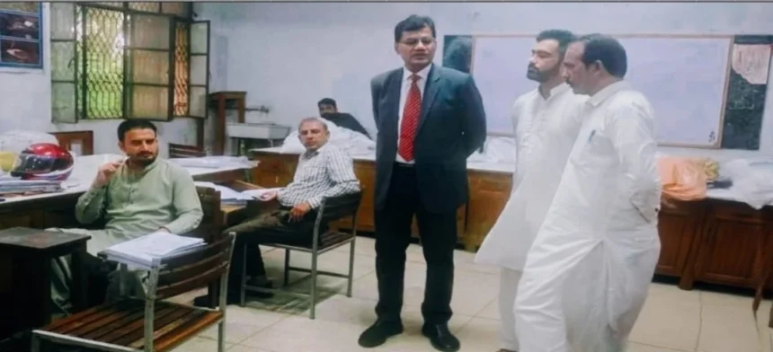 چیئرمین تعلیمی بورڈ راولپنڈی جہلم مارکنگ سینٹر کے دورے کے موقع پر