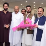 عظیم خان کو وزیراعظم یوتھ پروگرام کی ذمہ داری پر گلدستہ پیش کیا جا رہا ہے