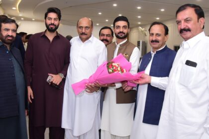 عظیم خان کو وزیراعظم یوتھ پروگرام کی ذمہ داری پر گلدستہ پیش کیا جا رہا ہے