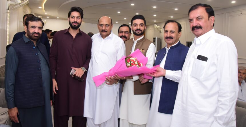 عظیم خان کو وزیراعظم یوتھ پروگرام کی ذمہ داری پر گلدستہ پیش کیا جا رہا ہے
