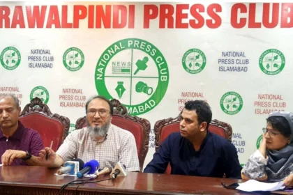راولپنڈی پریس کلب میں مال 35 کے متاثرہ خریدار پریس کانفرنس کرتے ہوئے