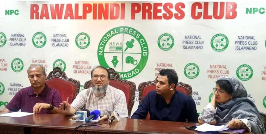 راولپنڈی پریس کلب میں مال 35 کے متاثرہ خریدار پریس کانفرنس کرتے ہوئے