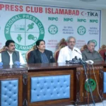 شاہد خاقان عباسی نیشنل پریس کلب اسلام آباد میں پریس کانفرنس سے خطاب کرتے ہوئے