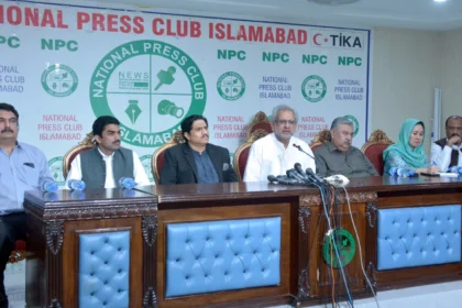 شاہد خاقان عباسی نیشنل پریس کلب اسلام آباد میں پریس کانفرنس سے خطاب کرتے ہوئے