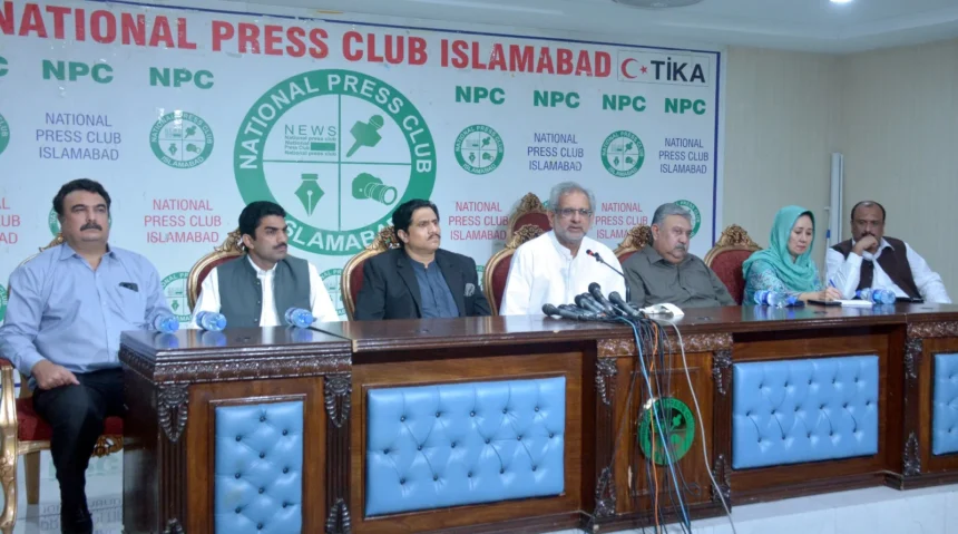 شاہد خاقان عباسی نیشنل پریس کلب اسلام آباد میں پریس کانفرنس سے خطاب کرتے ہوئے
