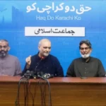 حافظ نعیم الرحمن کراچی میں ادارہ نور حق میں پریس کانفرنس سے خطاب کر رہے ہیں