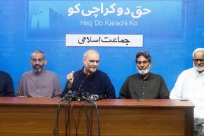 حافظ نعیم الرحمن کراچی میں ادارہ نور حق میں پریس کانفرنس سے خطاب کر رہے ہیں