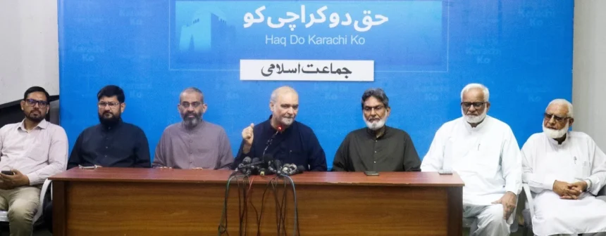 حافظ نعیم الرحمن کراچی میں ادارہ نور حق میں پریس کانفرنس سے خطاب کر رہے ہیں
