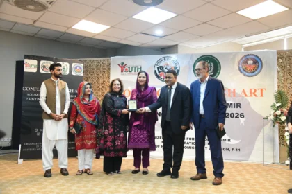 اسلام آباد میں کانفلکٹ تھرو آرٹ تصویری مقابلے میں نوجوان مصوروں کے فن پارے
