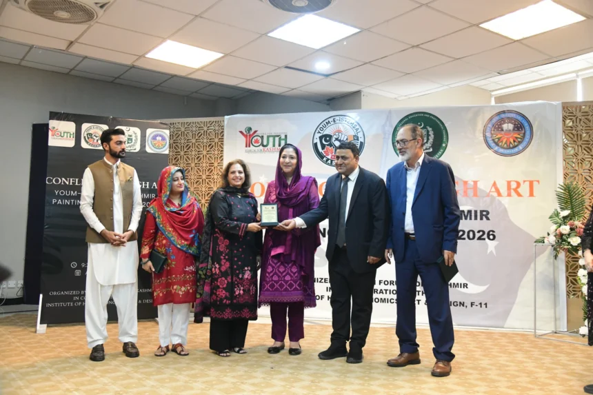 اسلام آباد میں کانفلکٹ تھرو آرٹ تصویری مقابلے میں نوجوان مصوروں کے فن پارے
