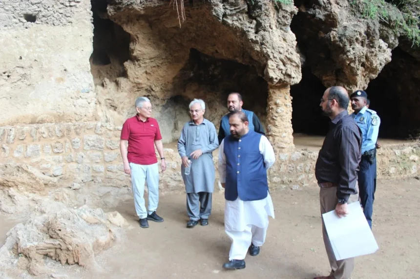 شاہ اللہ دتہ غاروں میں وفاقی وزیر اورنگزیب خان کھچی کا دورہ