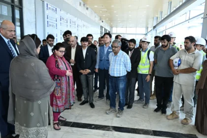 وفاقی وزیر شزہ فاطمہ خواجہ اسلام آباد آئی ٹی پارک کے تعمیراتی کام کا جائزہ لیتے ہوئے