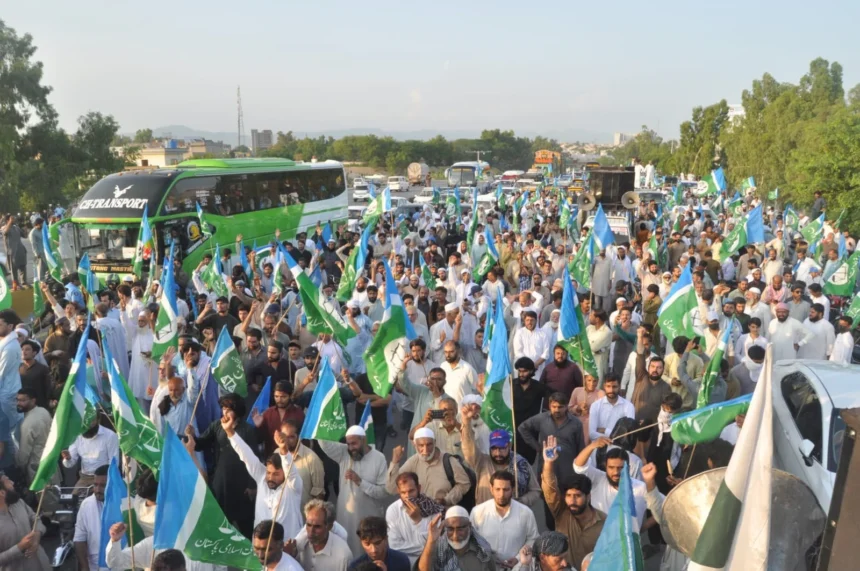 موٹروے چوک اسلام آباد پر جماعت اسلامی کا پیٹرولیم لیوی کے خلاف احتجاجی دھرنا