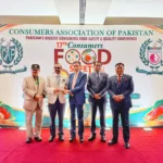 کوکا کولا پاکستان کو کنزیومرز پریفرڈ بیوریج آف دی ایئر ایوارڈ پیش کیا جا رہا ہے
