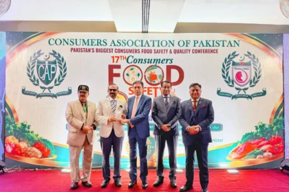 کوکا کولا پاکستان کو کنزیومرز پریفرڈ بیوریج آف دی ایئر ایوارڈ پیش کیا جا رہا ہے