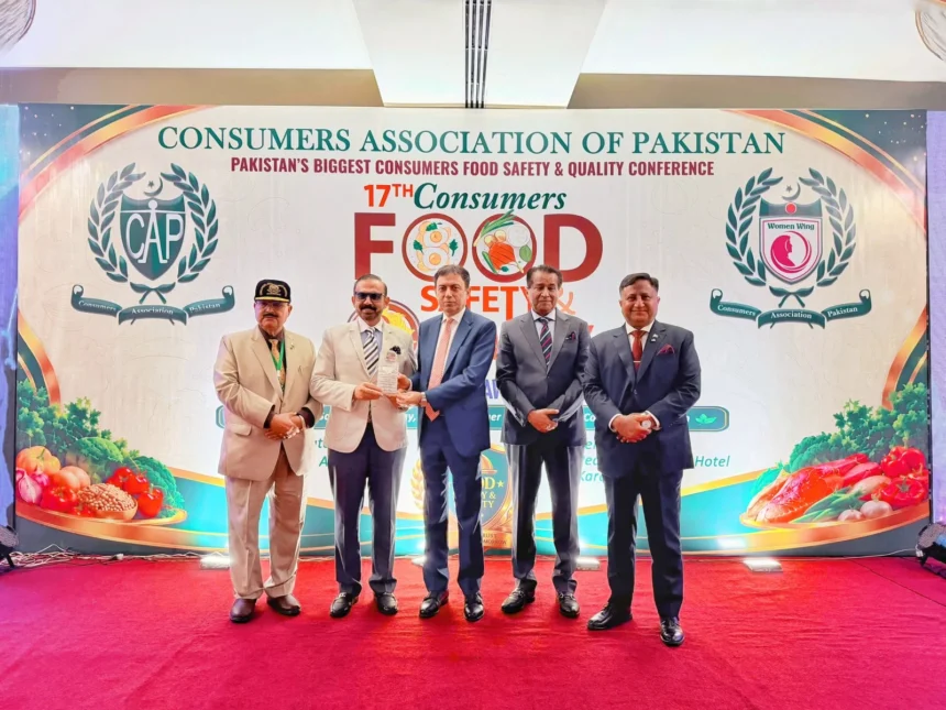 کوکا کولا پاکستان کو کنزیومرز پریفرڈ بیوریج آف دی ایئر ایوارڈ پیش کیا جا رہا ہے