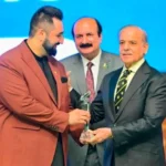 وزیراعظم شہباز شریف شہریار میمن کو خصوصی ایوارڈ دیتے ہوئے