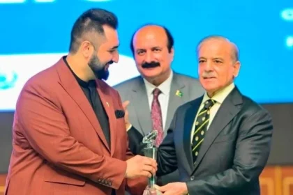 وزیراعظم شہباز شریف شہریار میمن کو خصوصی ایوارڈ دیتے ہوئے