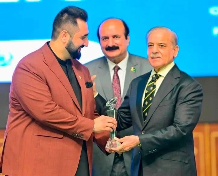 وزیراعظم شہباز شریف شہریار میمن کو خصوصی ایوارڈ دیتے ہوئے