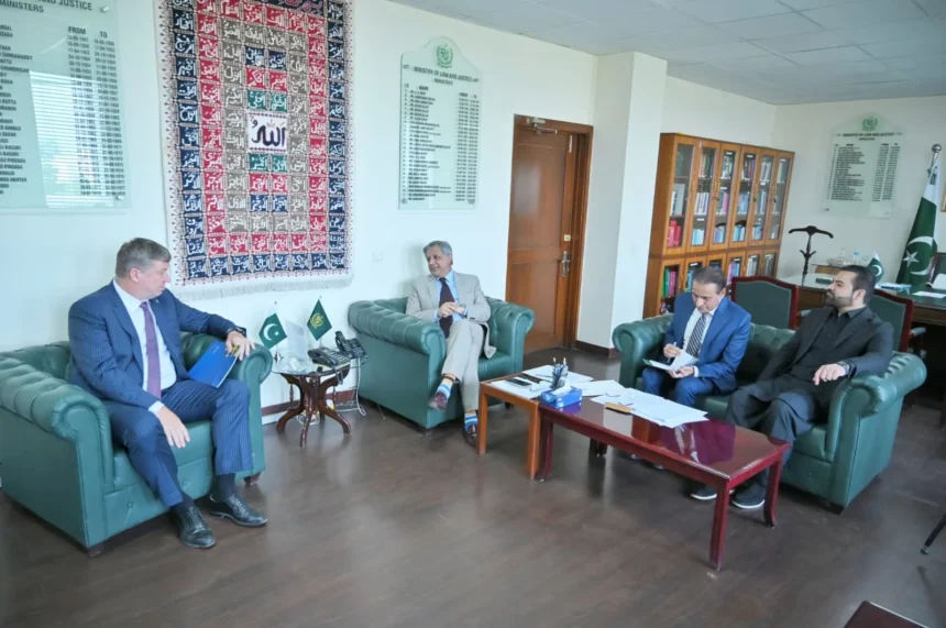 وفاقی وزیر اعظم نذیر تارڑ سے یورپی یونین کے سفیر رائمونڈاس کاروبلس کی ملاقات