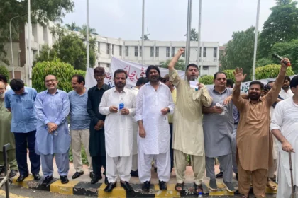 جامعہ پنجاب میں اساتذہ اور ملازمین کا احتجاجی اجتماع