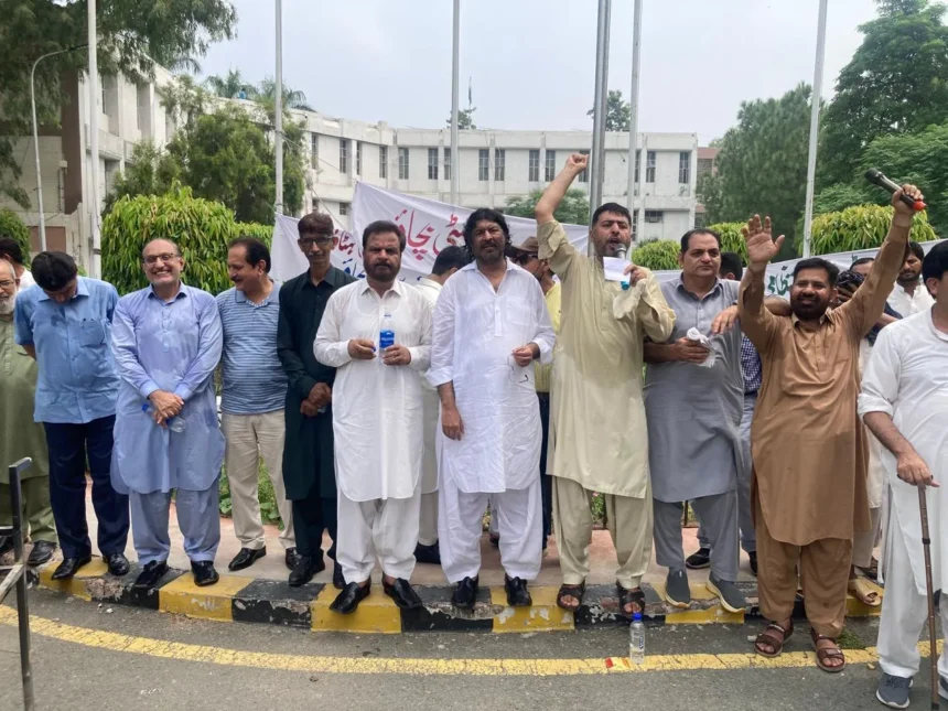 جامعہ پنجاب میں اساتذہ اور ملازمین کا احتجاجی اجتماع