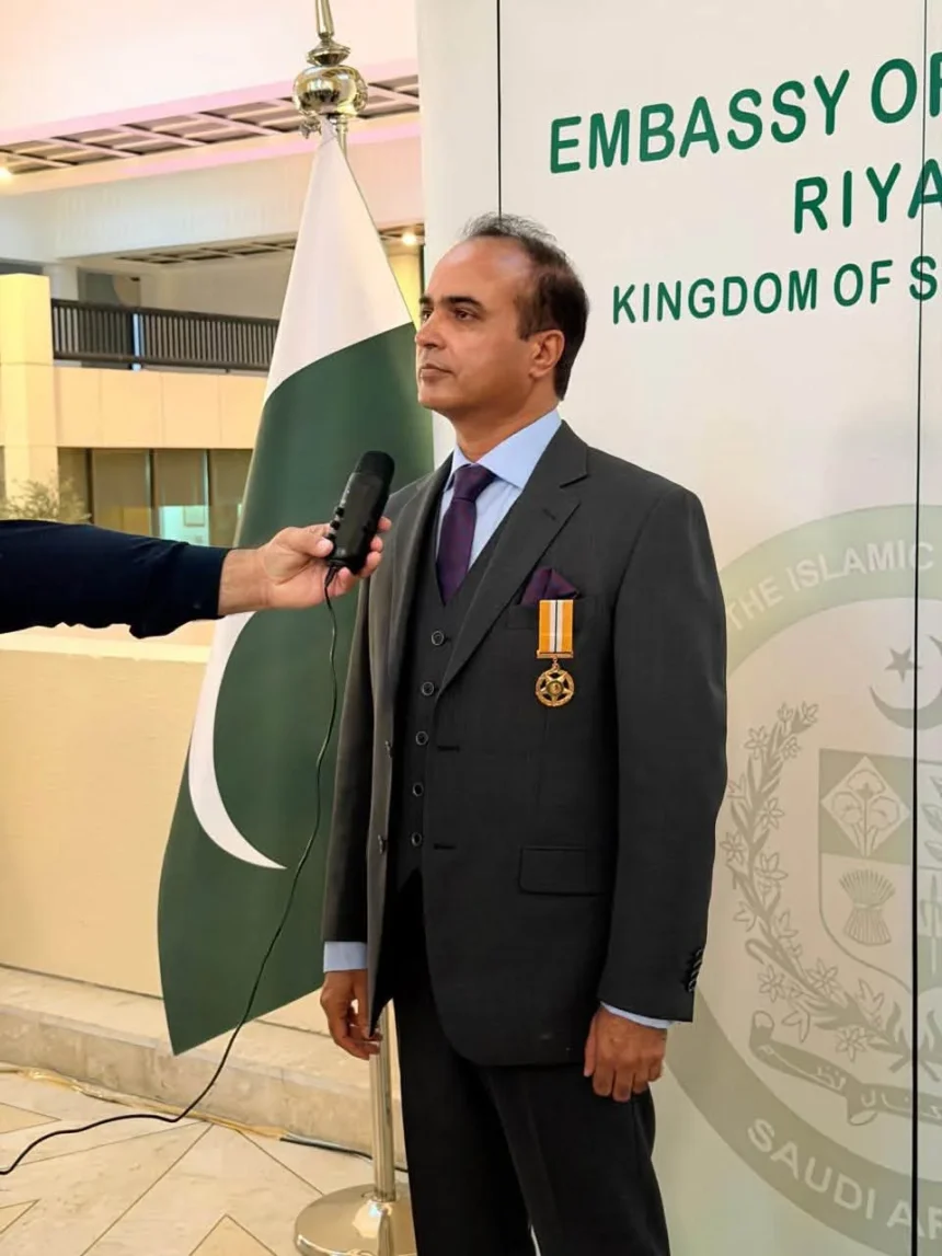 ابرار حسین تنولی کو ریاض میں تمغہ امتیاز پیش کیے جانے کی تقریب
