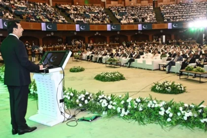 چیئرمین سینیٹ سید یوسف رضا گیلانی یوم آزادی تقریب سے خطاب کرتے ہوئے