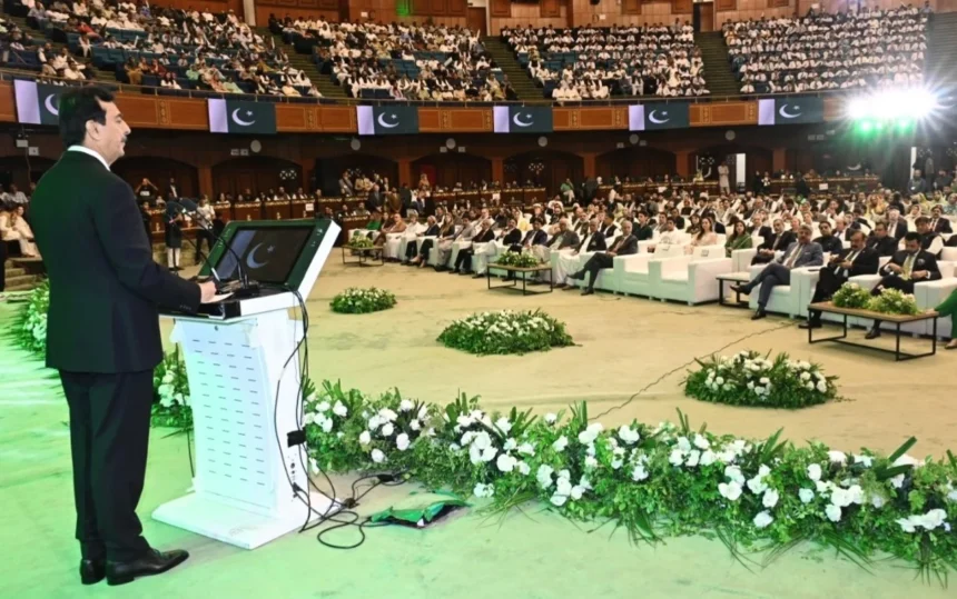 چیئرمین سینیٹ سید یوسف رضا گیلانی یوم آزادی تقریب سے خطاب کرتے ہوئے