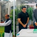 چیئرمین تعلیمی بورڈ راولپنڈی پروفیسر ڈاکٹر اقبال محمود یوم آزادی پر قومی پرچم لہرا رہے ہیں