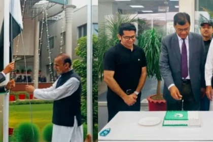 چیئرمین تعلیمی بورڈ راولپنڈی پروفیسر ڈاکٹر اقبال محمود یوم آزادی پر قومی پرچم لہرا رہے ہیں