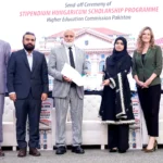 اسٹائپینڈیم ہنگریکم اسکالرشپ حاصل کرنے والی طالبہ چیئرمین ایچ ای سی ڈاکٹر نیاز احمد اختر سے سرٹیفکیٹ وصول کر رہی ہے
