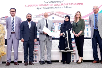 اسٹائپینڈیم ہنگریکم اسکالرشپ حاصل کرنے والی طالبہ چیئرمین ایچ ای سی ڈاکٹر نیاز احمد اختر سے سرٹیفکیٹ وصول کر رہی ہے