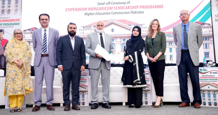 اسٹائپینڈیم ہنگریکم اسکالرشپ حاصل کرنے والی طالبہ چیئرمین ایچ ای سی ڈاکٹر نیاز احمد اختر سے سرٹیفکیٹ وصول کر رہی ہے